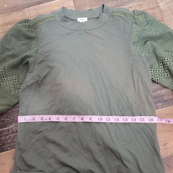 Medium Tiny Anthropologie Army Green Lace Embroidered Sleeve Top - Picture 3 of 5